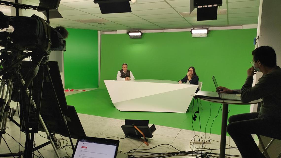 El estudio de grabación se encuentra ubicado en la sede de C de Comunicación, en Madrid. El croma verde permite personalizar las imágenes que luego se muestran en pantalla.